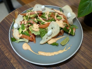 Салат з солоним лососем та авокадо