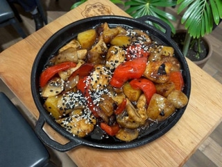 Пательня з куркою та овочами