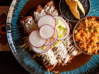 ENCHILADAS DE SALSA PASILLA CON PICADILLO