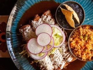 COMBO - Enchiladas de salsa pasilla con picadillo