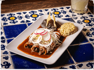 COMBO - Enchiladas de salsa pasilla vegetarianas