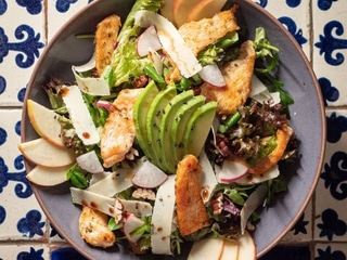 ENSALADA DE LA CASA CON POLLO