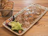 Carpaccio de atún, con vinagreta de soja