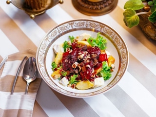 Салат з курячою печінкою, карамелізованим яблуком, сиром брі та фундуком