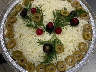 Печінковий торт з маслинами та плавленим сиром з часником 