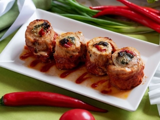 Рулет зі свинини з чорносливом в томатному соусі 