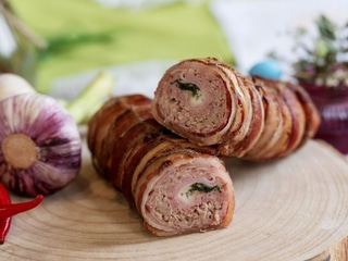 Рулет курячий з сиром та шинкою в беконі 