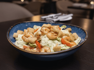 Sałatka Cezar z grillowanym kurczakiem