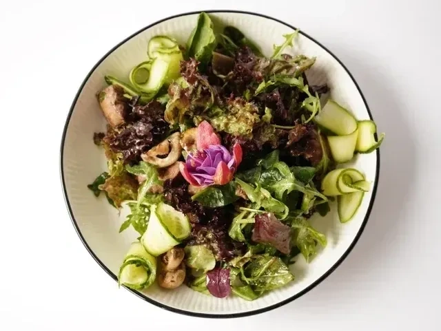 Теплий салат з курячої печінки та манго