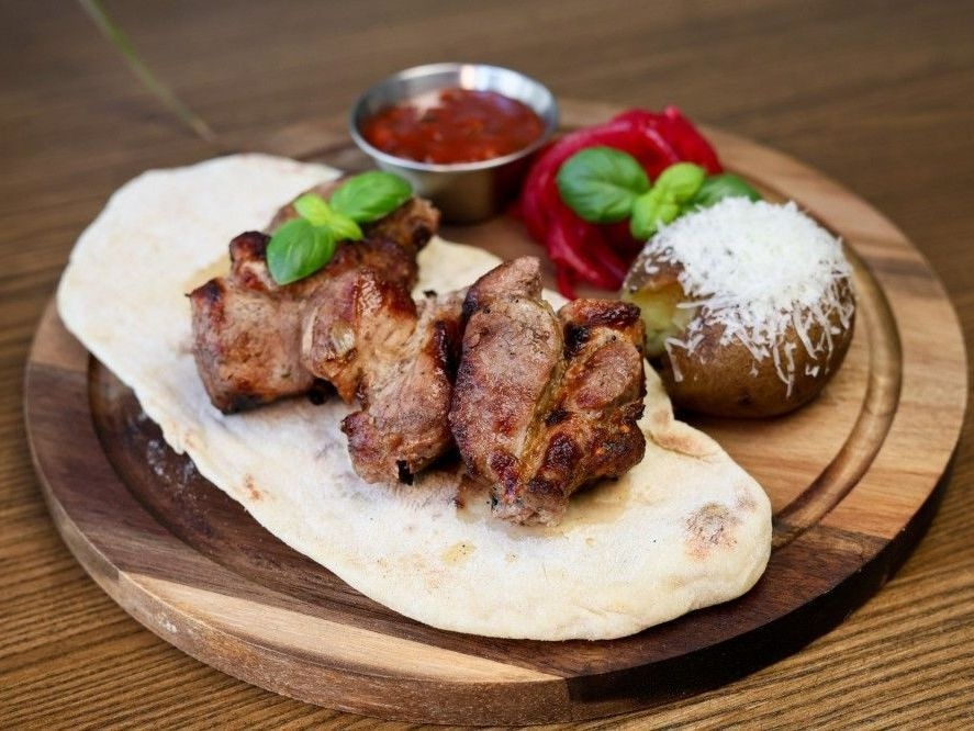 Свинина на вугіллі з фірмовим соусом сацебелі (240/80/70/50/35g)