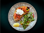 Авокадо тост з лососем та яйцем пашот
