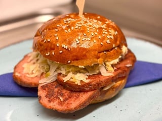 Bavorský burger (sekaná, křenová hořčice, kysané zelí s jalapeňos)