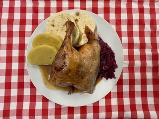 7. 1/4 Pomalu pečená kachna, červené zelí, bramborový a houskový knedlík