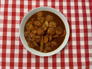 9. Buřtguláš s bramborami