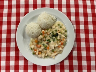 8. 100g. Kuřecí ragú se zeleninou a smetanou, rýže