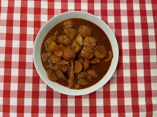 9. Buřtguláš s bramborami