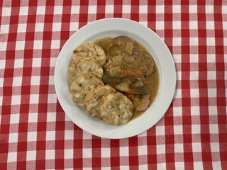 6. 100g. Staročeská koprovka s hříbky s telecí kýtou dle Retigové, žemlové knedlíky