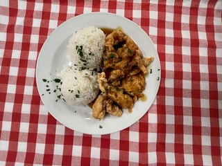 3. 150g. Kuřecí nudličky v zázvorovém těstíčku po čínsku, rýže