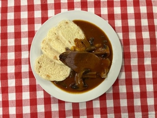 5. 100g. Švábská hovězí pečeně, houskový knedlík
