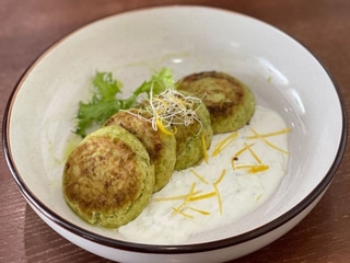 Солені сирники з соусом дзадзикі