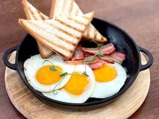 Класична яєчня з беконом та тостами 