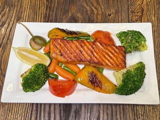 Форель на грилі з овочами
