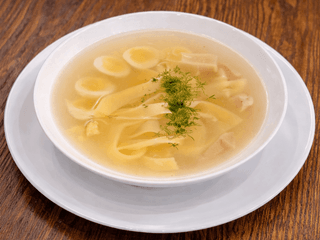 Бульон курячий з локшиною, куркою сувід та яйцем