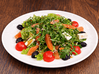 Cалат з фореллю слабої солі та фетою