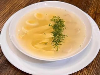 Бульон курячий з локшиною, куркою сувід та яйцем