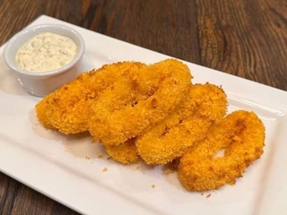 Хрусткі кільця кальмару з соусом