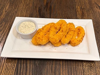 Хрусткі кільця кальмару з соусом