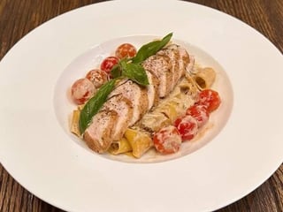 Фетучіні з куркою у вершковому соусі з кунжутною олією