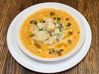 Крем-суп гарбузовий з пармезаном та трюфельною олією