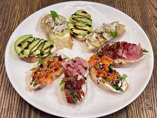 Брускети з авокадо 1 шт