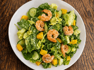 Салат з креветками та манго