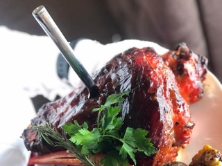 Свинна рулька в пиві