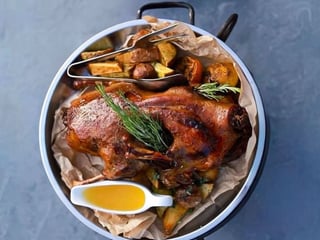 Запечена качка з апельсином та картоплею 