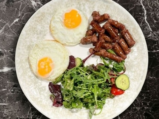 Яєшня з мисливськими ковбасками