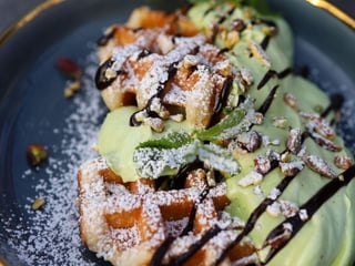 Бельгійські вафлі з фісташковим кремом