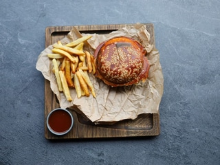 Бургер з курячою котлетою та картоплею фрі