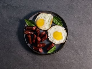 Яєшня з мисливськими ковбасками