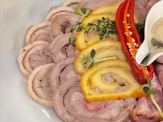 Нарізка рулетів власного виробництва(свинний,курячий,сирний)