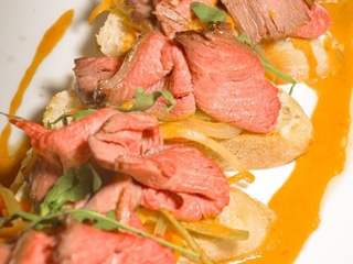 Брускети із ростбіфом на овочевому мармеладі з соус-гелем горіхово-кунжутним