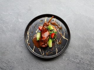 Томлена кроляча ніжка з морквяним гратеном