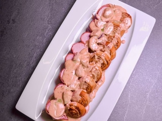 Вирізка свинна в прошуто з сиром брі в соус-мусі чорізо та том ям