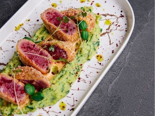 Тунець в панко зі шпинатним пюре