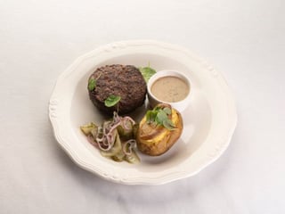 Біфштекс яловичий з соусом BBQ , картоплею та огірковим салатом