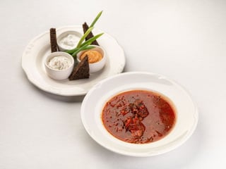 Борщ з яловичими щічками