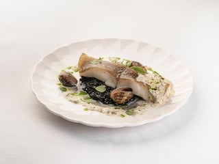 Філе палтуса з Risotto Nero та соусом «Блан де Капрі»