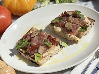 Bruschettas with "Bluefin" tuna and black truffle slices